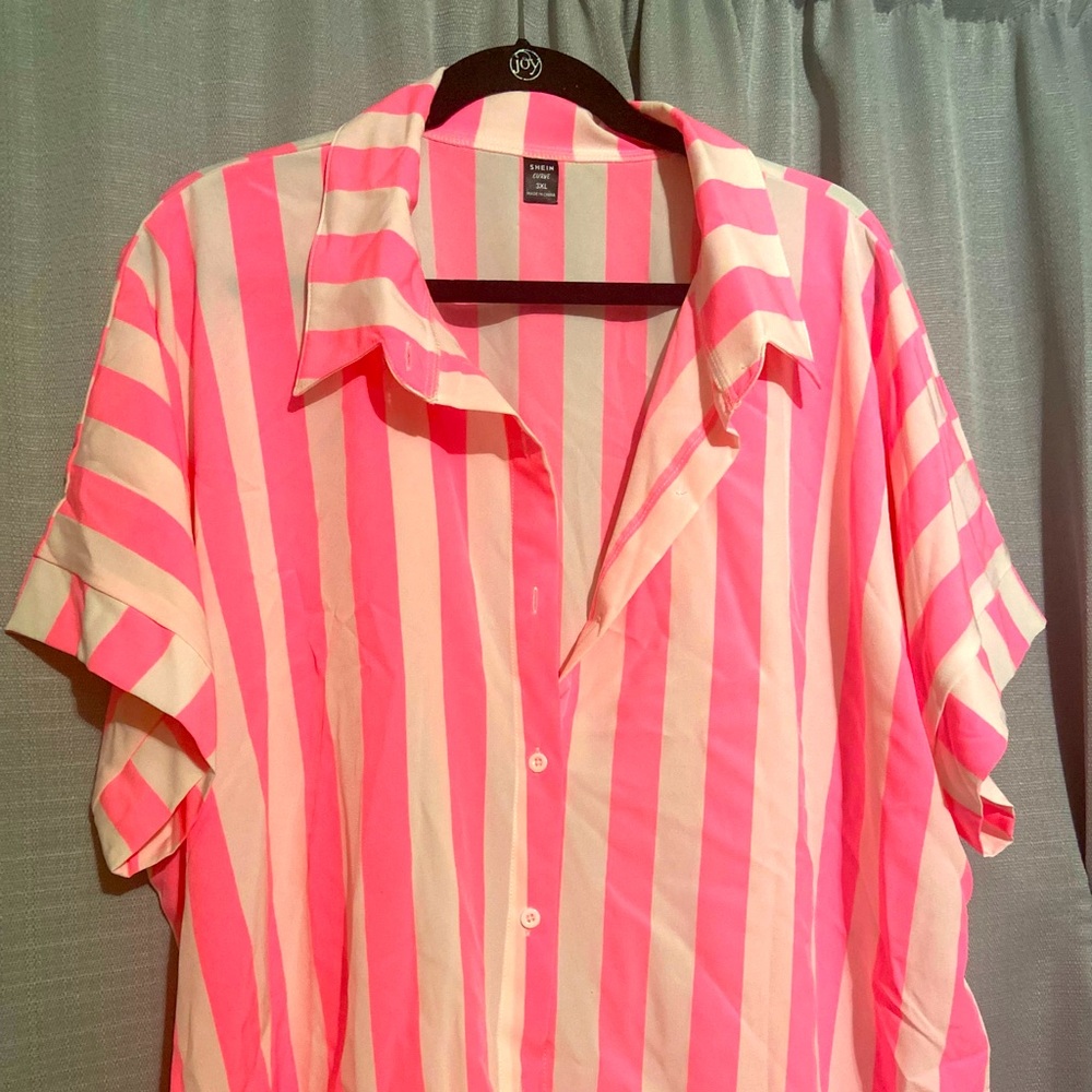 WOMENS SHORT SLEEVE BUTTON DOWN! BEAUTIFUL BLOUSE WITH NEON PINK STRIPES!